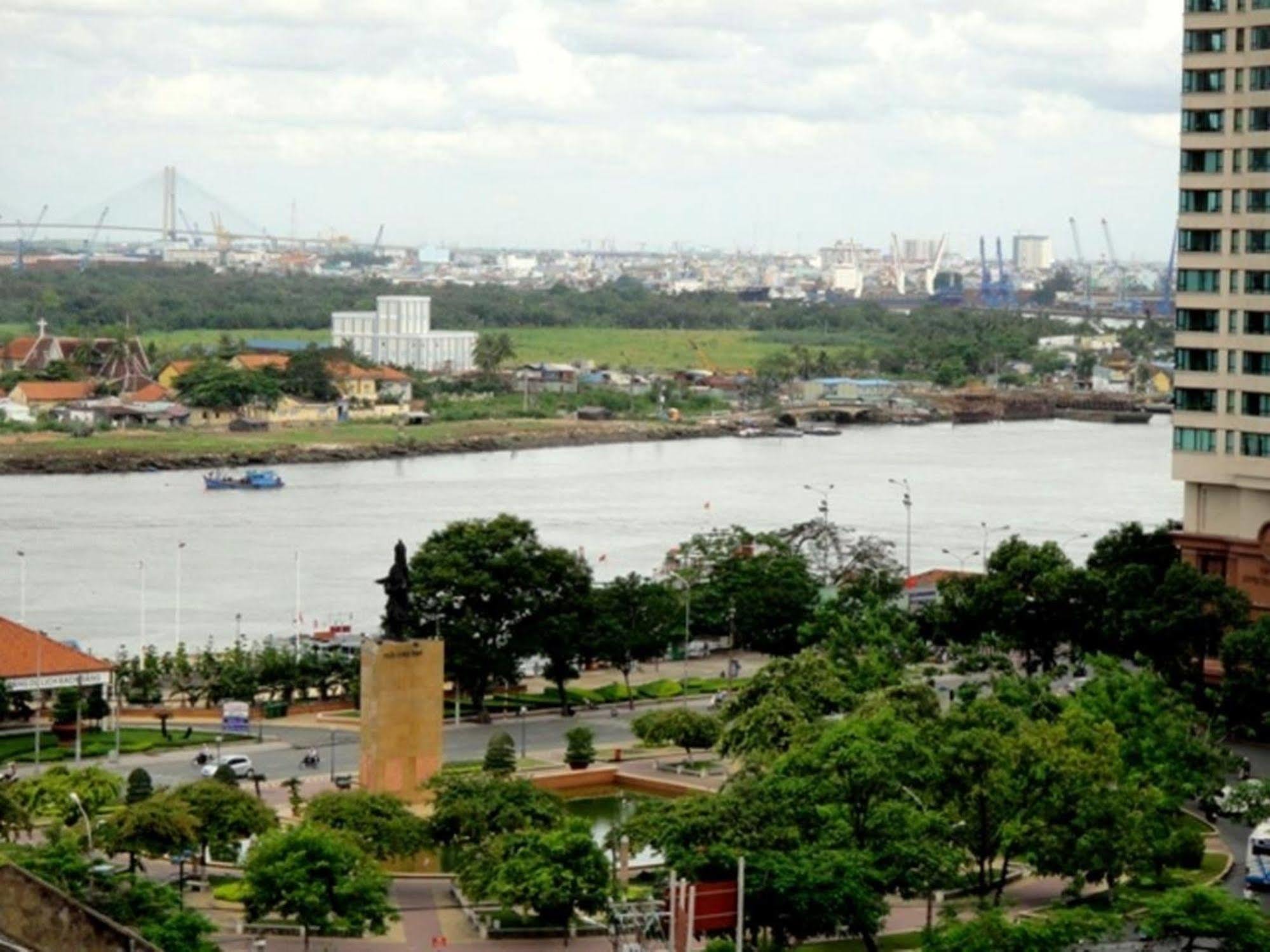 Tn Khách sạn